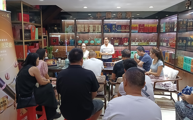 在零售戶店內開展“金點子”征集活動。