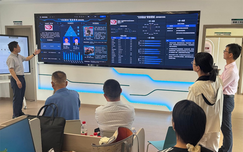 黨支部書(shū)記講解黨建數(shù)智看板。