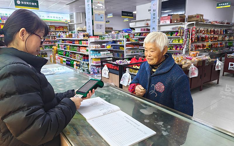 周虎幫助周邊居民領(lǐng)取養(yǎng)老金。