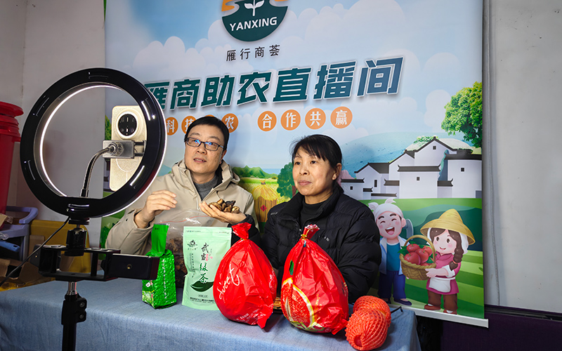 周虎店里開展助農(nóng)直播。