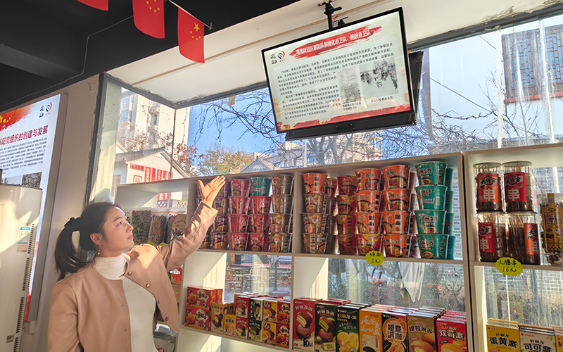 付辛鑫講解紅色故事。