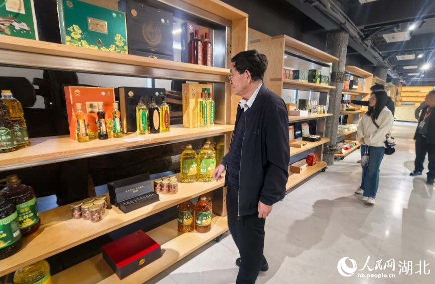 參觀湖北菜籽油產(chǎn)品。