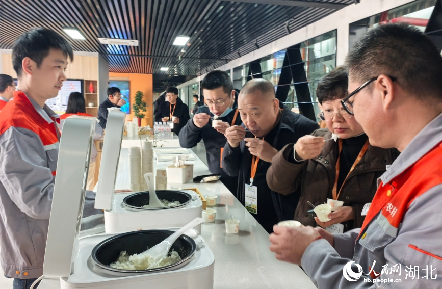 大家爭(zhēng)相品鑒江漢大米。