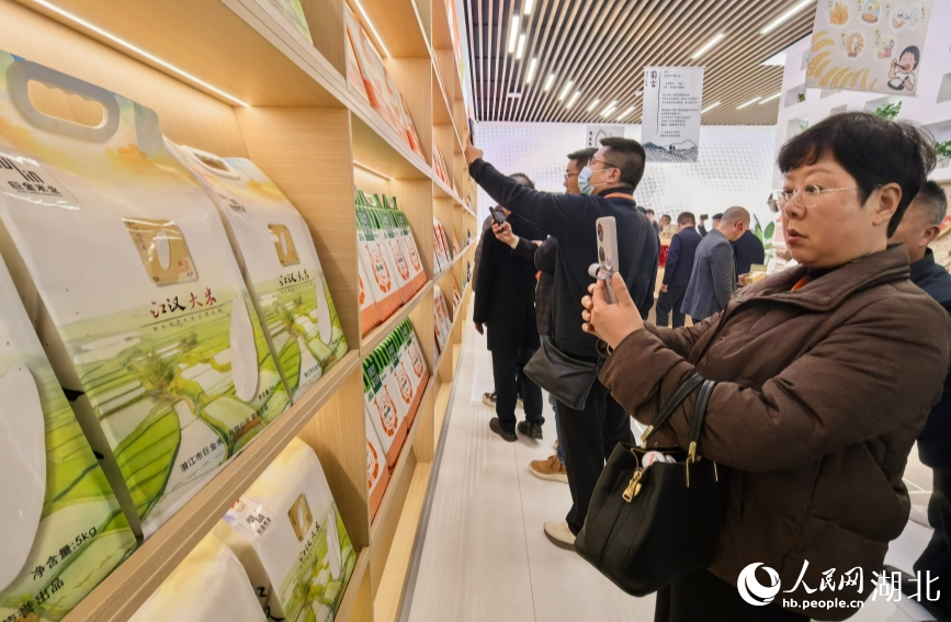 參觀巨金米業(yè)。