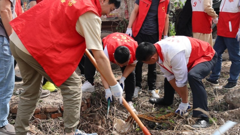 洪湖市局志愿者參與義務(wù)植樹活動(dòng)。