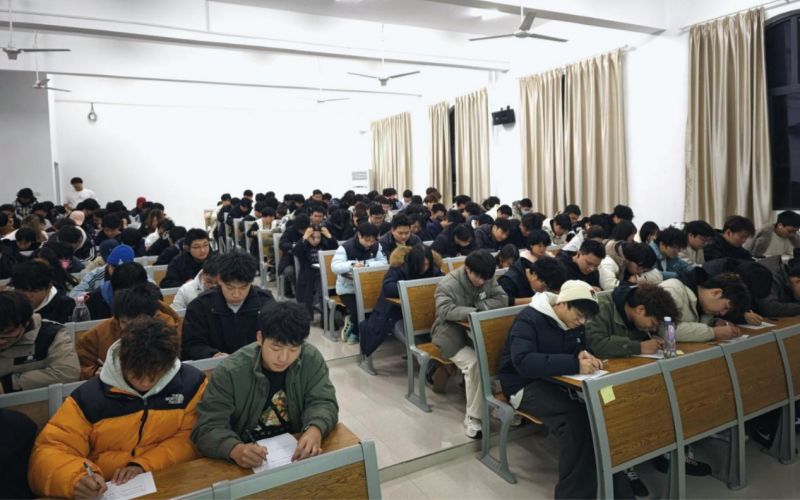 武昌首義學(xué)院2025級(jí)新生入學(xué)教育考試。