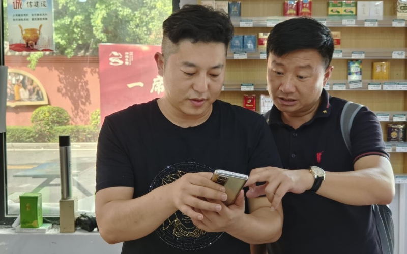 客戶經理借助手持終端平臺為客戶提供服務。