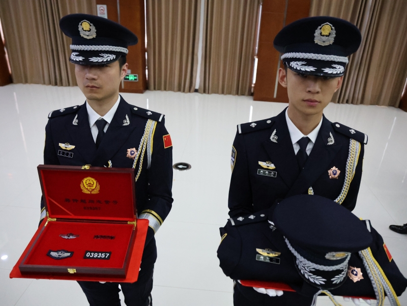 警號(hào)封存儀式。