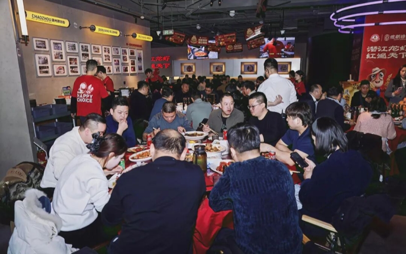 品鑒現(xiàn)場鮮味濃潛江龍蝦征服京城老饕。