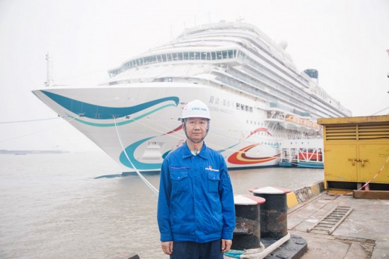 李勇與國產(chǎn)首艘大型郵輪“愛達(dá)·魔都號”合影。受訪者供圖