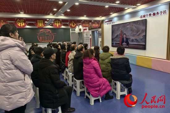 長城花園社區(qū)居民在社區(qū)黨群活動中心一起觀看習(xí)近平主席新年賀詞直播。人民網(wǎng)記者 梁宏鑫攝